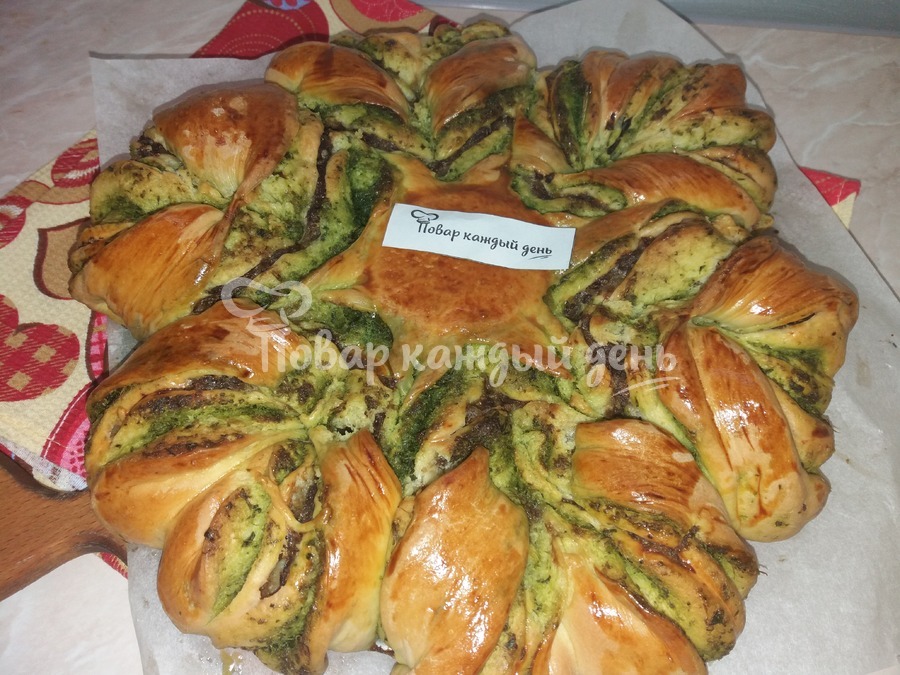 Дрожжевой солёный пирог с фаршем и чесночным маслом