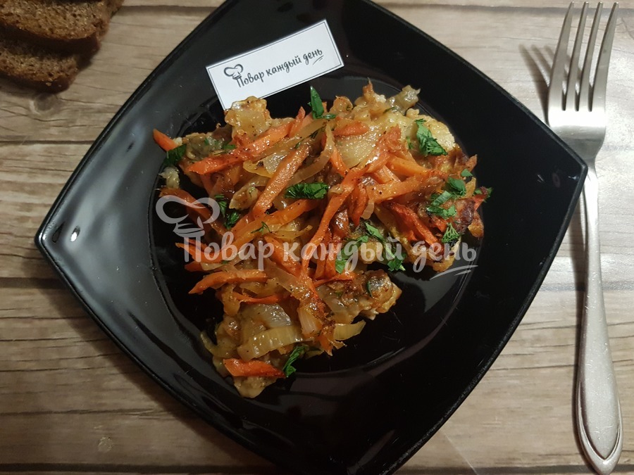Минтай под ароматным маринадом из моркови и лука